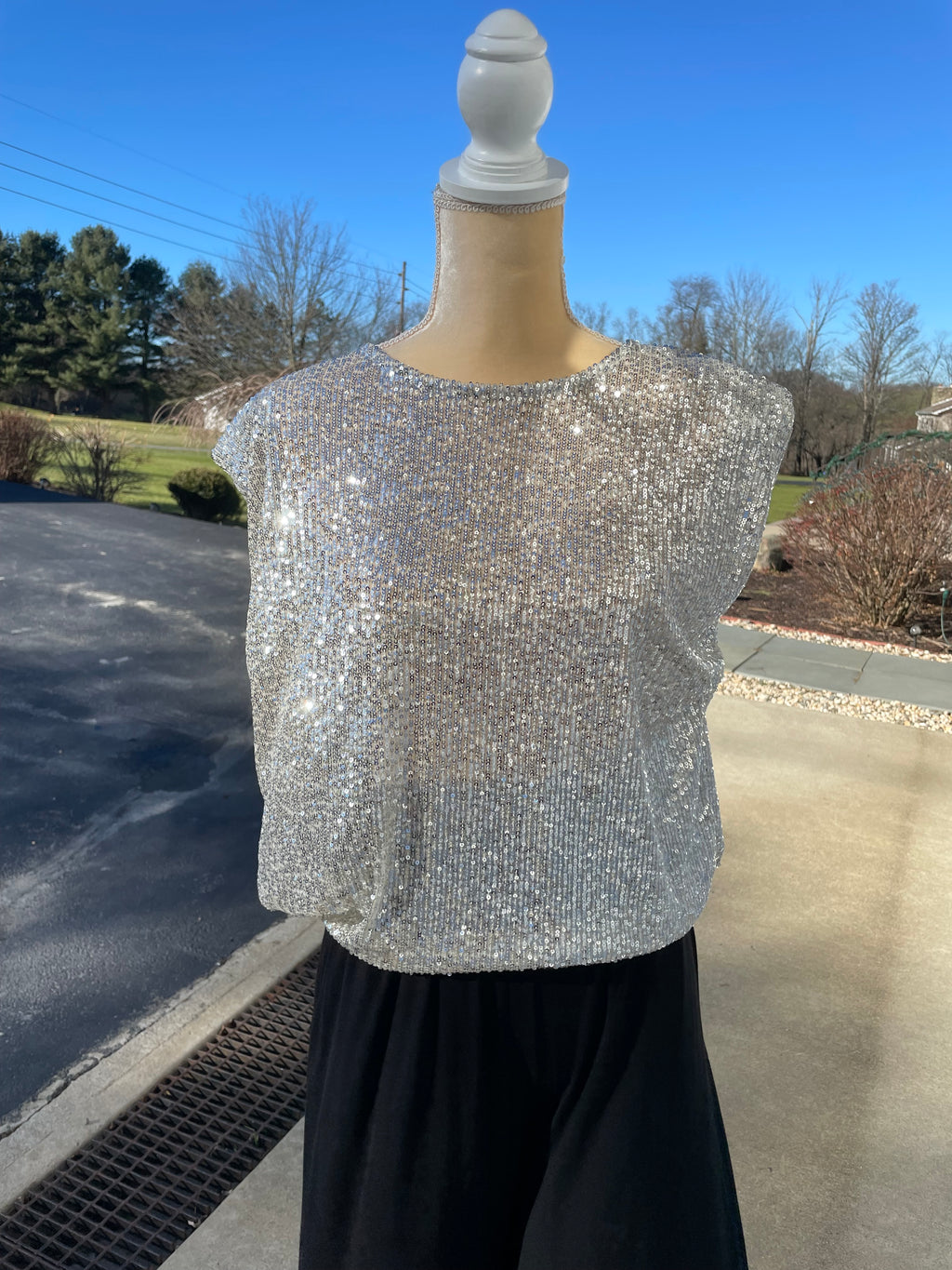 SEQUINS SLEEVELESS TOP