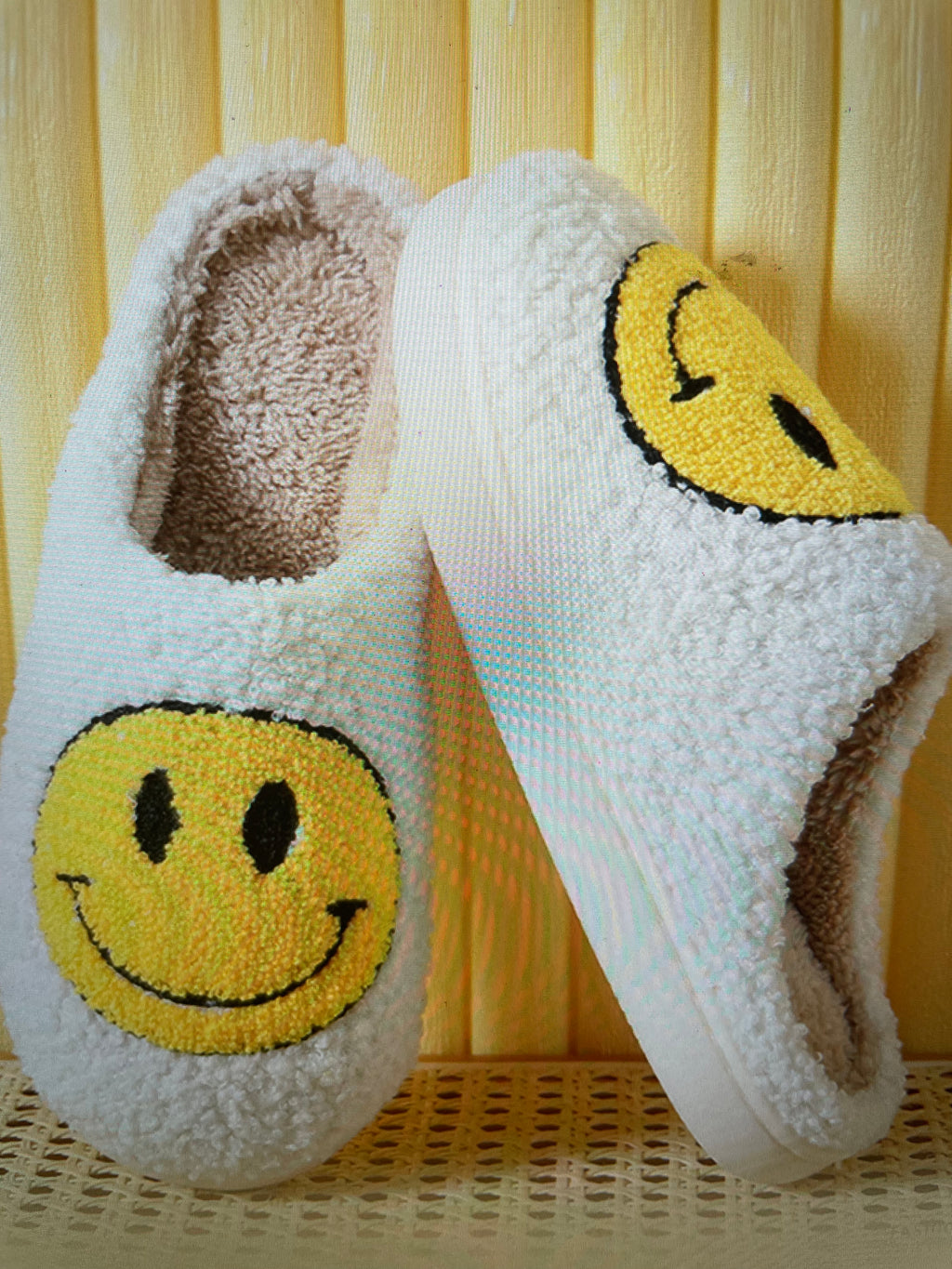 SMILEY FACE FLUFFY SLIPPERS 2 COLORS