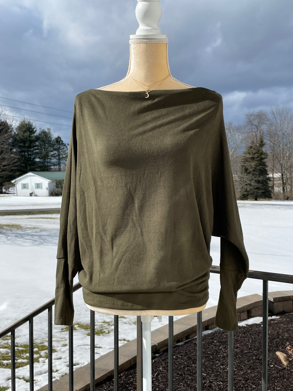 BOAT NECK TAMPERED WAIST TOP