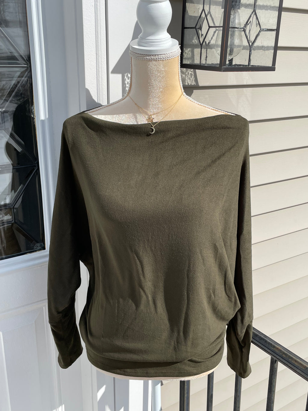 BOAT NECK TAMPERED WAIST TOP