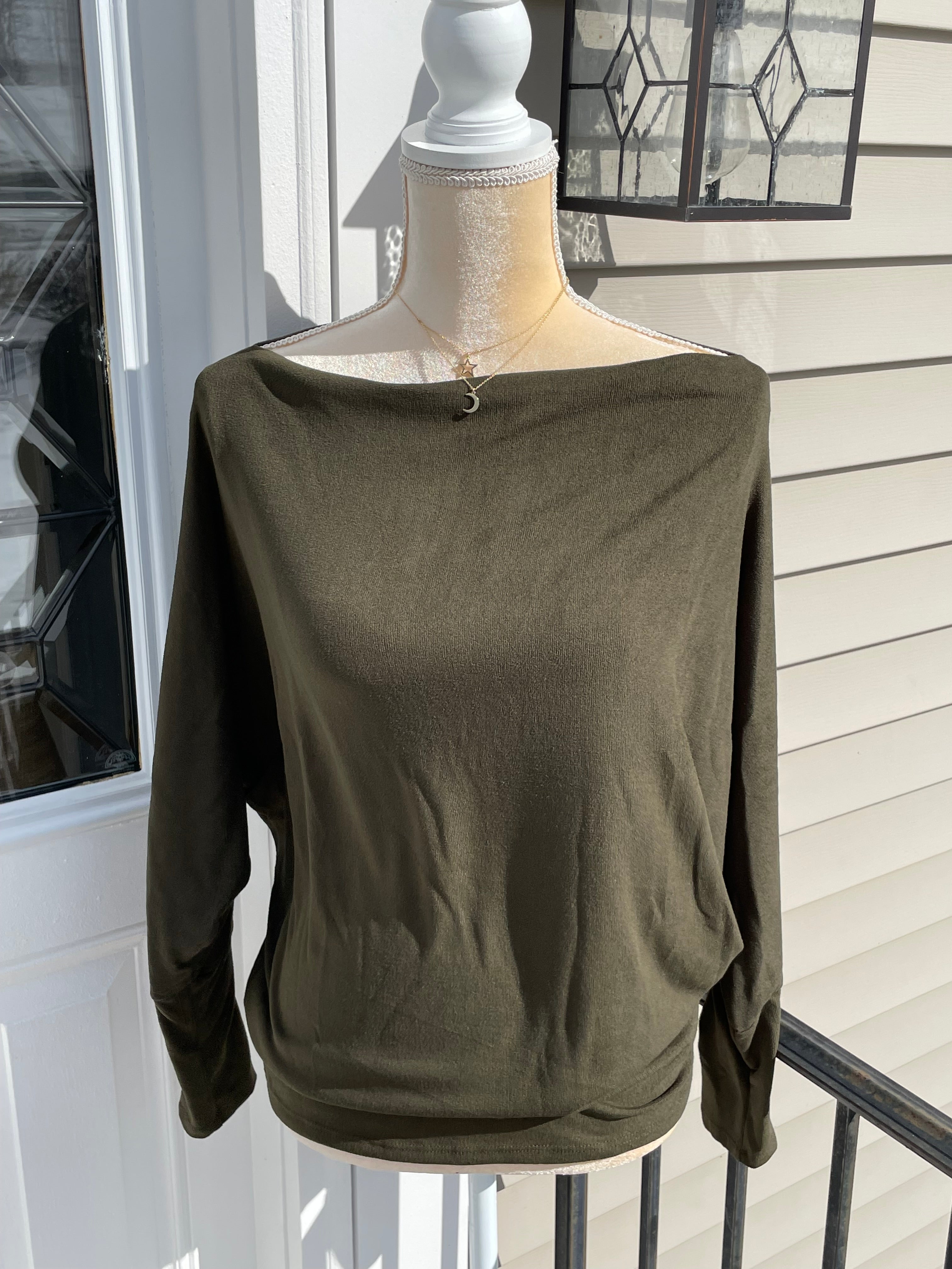 BOAT NECK TAMPERED WAIST TOP