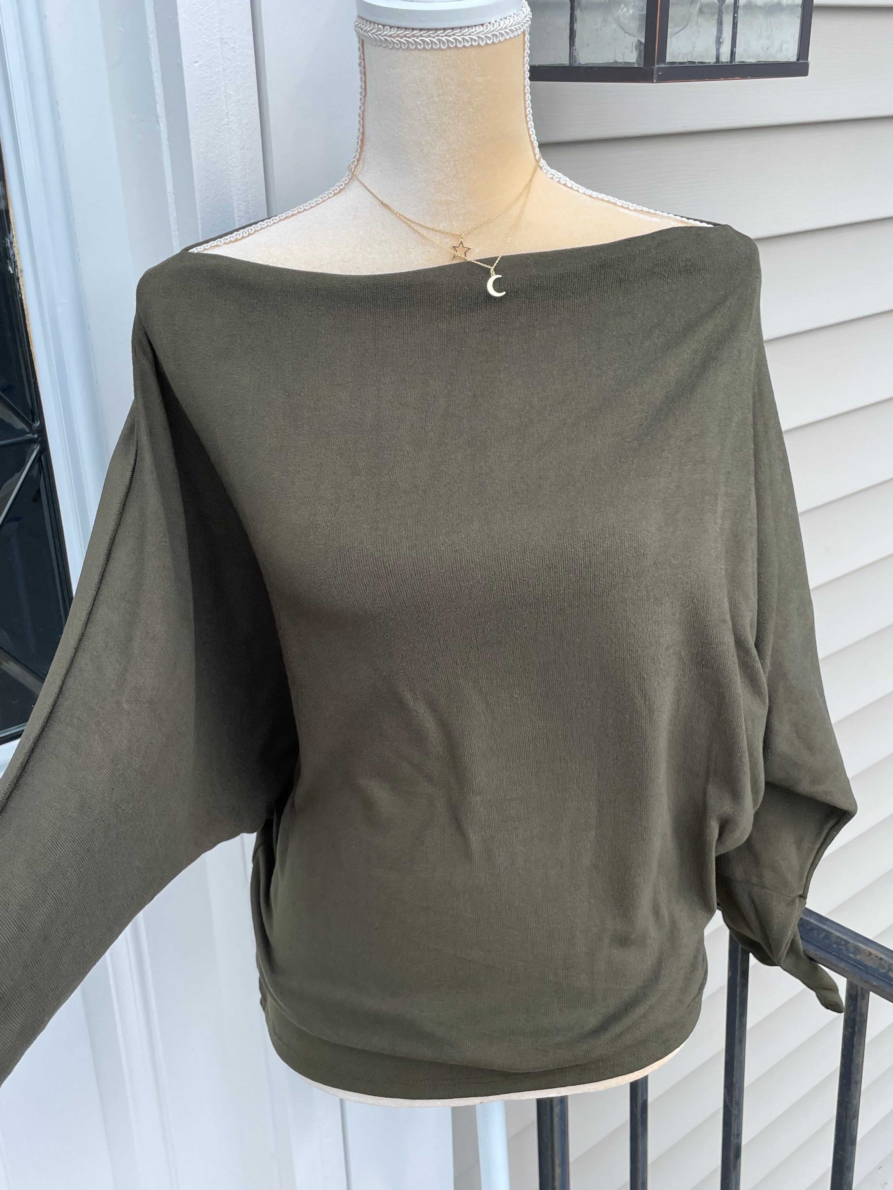 BOAT NECK TAMPERED WAIST TOP