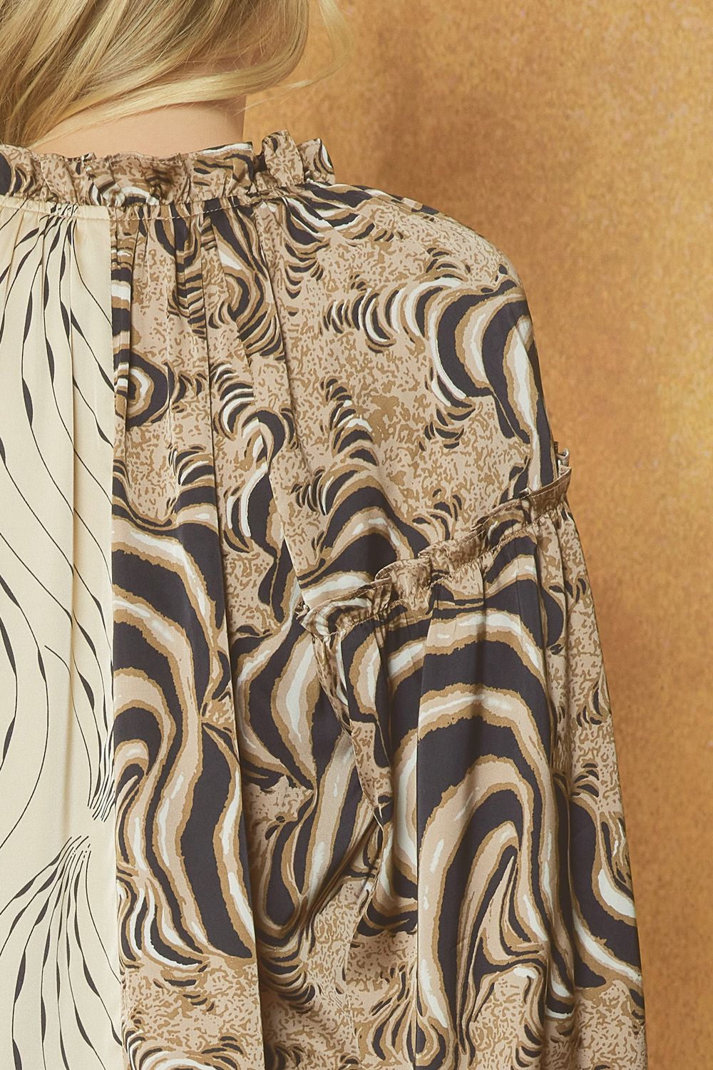 CONTRAST PRINT V-NECK BLOUSE